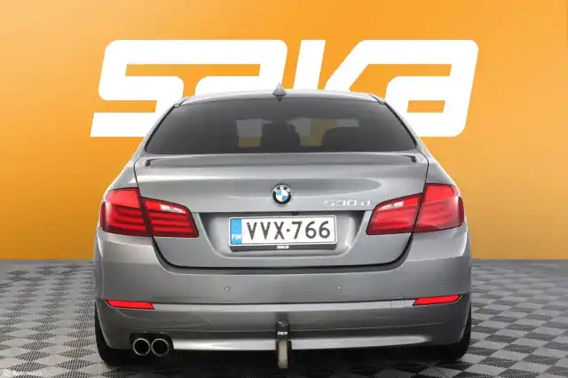 Harmaa Sedan, BMW 530 – VVX-766