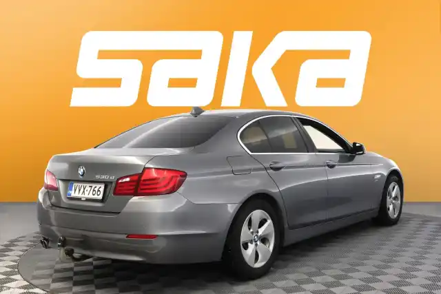 Harmaa Sedan, BMW 530 – VVX-766