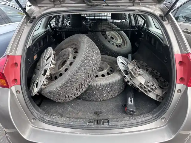 Ruskea (beige) Farmari, Toyota Auris – VXB-363