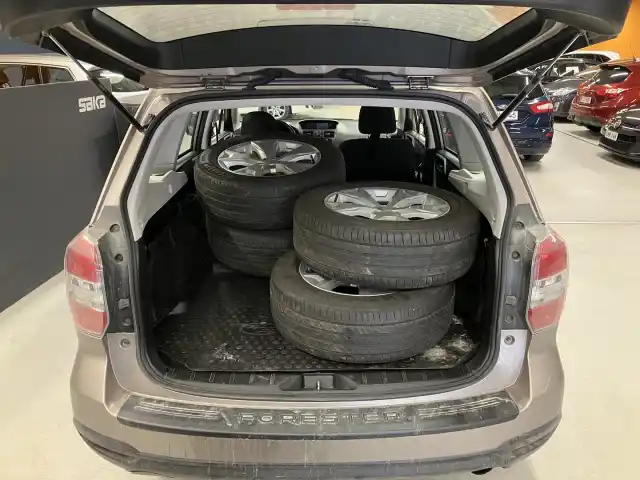 Harmaa Farmari, Subaru Forester – VXB-642