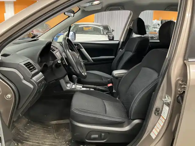 Harmaa Farmari, Subaru Forester – VXB-642
