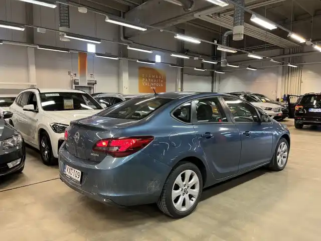 Sininen Sedan, Opel Astra – VXC-109