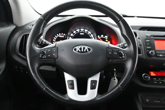 Valkoinen Maastoauto, Kia Sportage – VXC-877