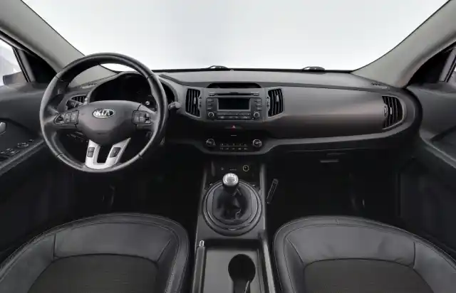 Valkoinen Maastoauto, Kia Sportage – VXC-877