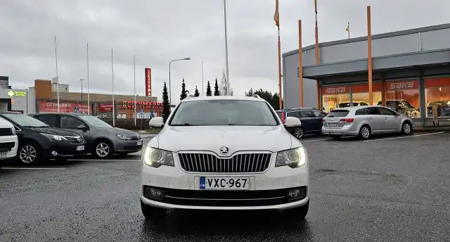 Valkoinen Farmari, Skoda Superb – VXC-967