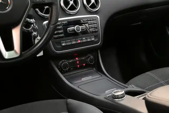 Valkoinen Viistoperä, Mercedes-Benz A – VXH-205