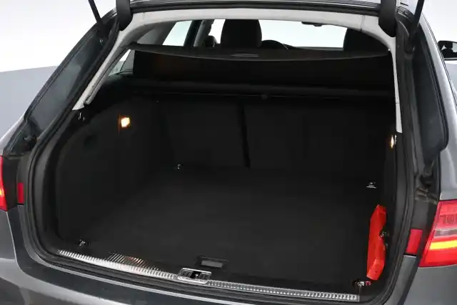 Harmaa Farmari, Audi A4 – VXH-511