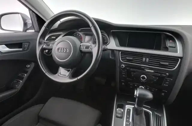 Harmaa Farmari, Audi A4 – VXH-511
