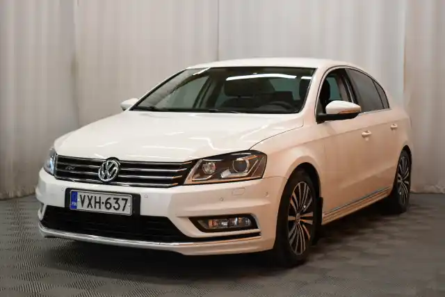 Valkoinen Sedan, Volkswagen Passat – VXH-637