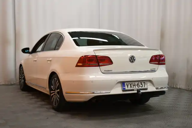 Valkoinen Sedan, Volkswagen Passat – VXH-637