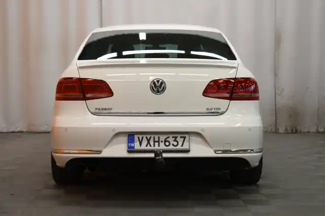 Valkoinen Sedan, Volkswagen Passat – VXH-637