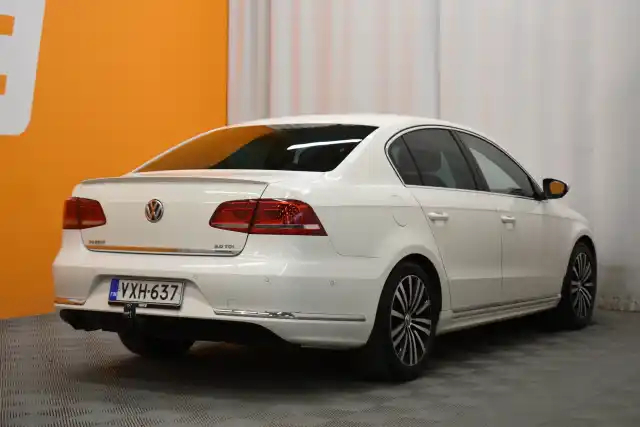 Valkoinen Sedan, Volkswagen Passat – VXH-637