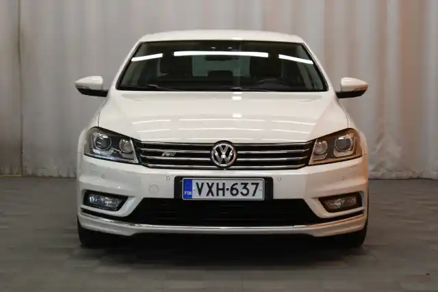 Valkoinen Sedan, Volkswagen Passat – VXH-637