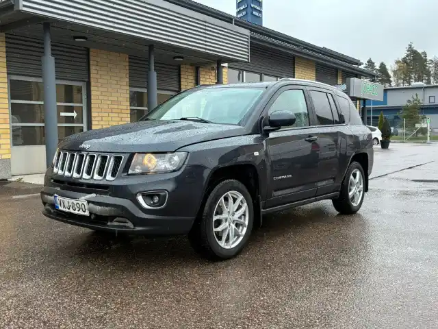 Harmaa Maastoauto, Jeep Compass – VXJ-890