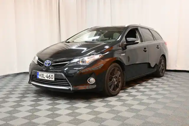 Musta Farmari, Toyota Auris – VXL-460