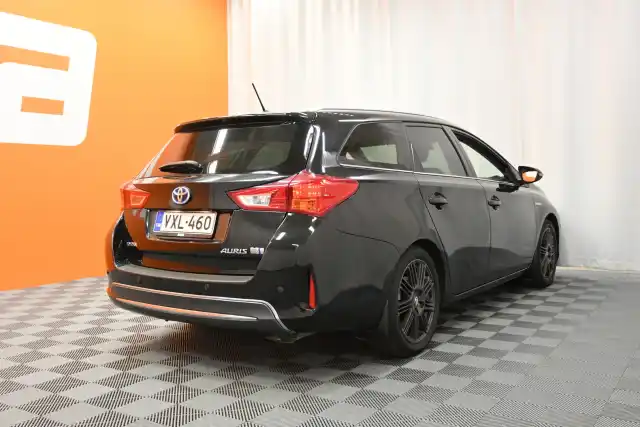 Musta Farmari, Toyota Auris – VXL-460