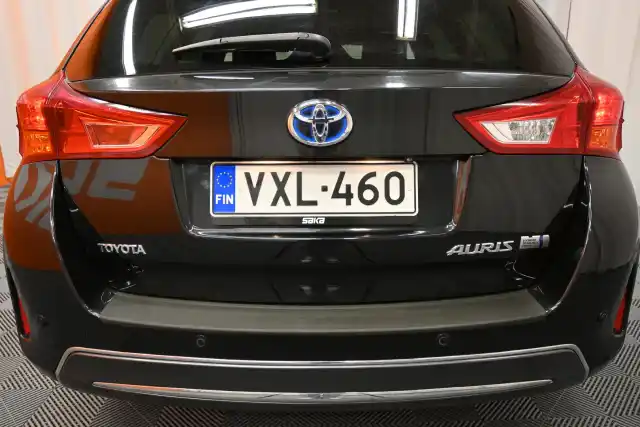 Musta Farmari, Toyota Auris – VXL-460