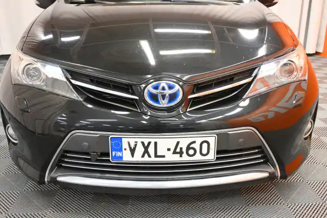 Musta Farmari, Toyota Auris – VXL-460