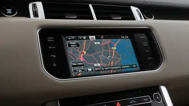 Valkoinen Maastoauto, Land Rover Range Rover Sport – VXL-611