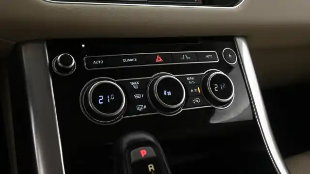 Valkoinen Maastoauto, Land Rover Range Rover Sport – VXL-611