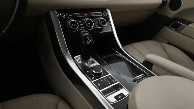 Valkoinen Maastoauto, Land Rover Range Rover Sport – VXL-611