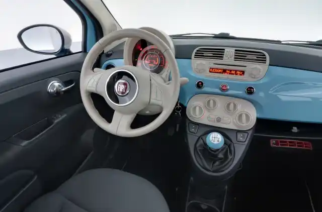 Sininen Viistoperä, Fiat 500 – VXM-826