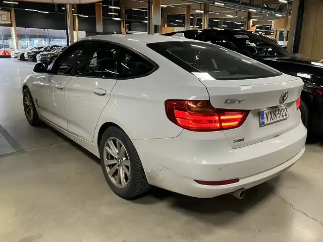 Valkoinen Sedan, BMW 320 Gran Turismo – VXN-922