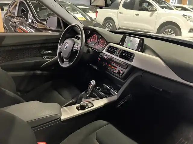 Valkoinen Sedan, BMW 320 Gran Turismo – VXN-922
