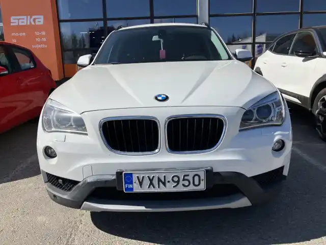 Valkoinen Maastoauto, BMW X1 – VXN-950