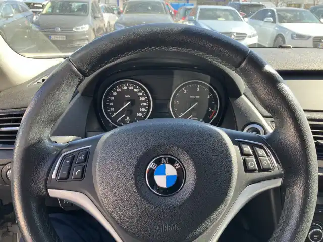 Valkoinen Maastoauto, BMW X1 – VXN-950