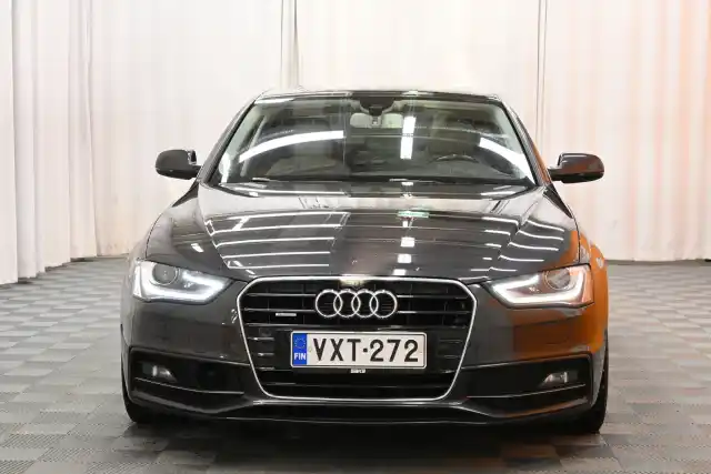 Harmaa Sedan, Audi A4 – VXT-272