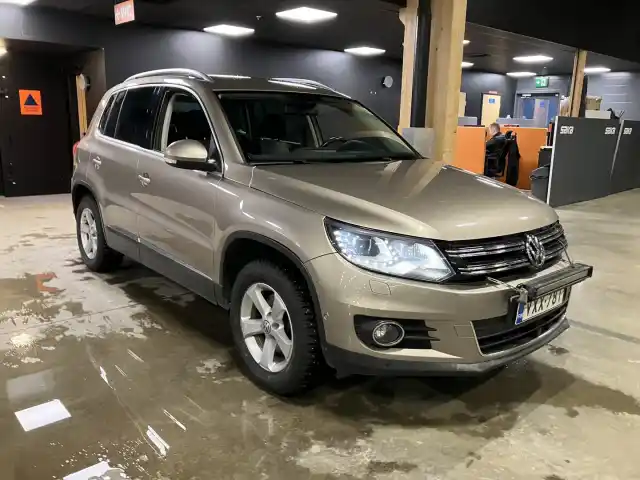 Ruskea (beige) Maastoauto, Volkswagen Tiguan – VXX-781