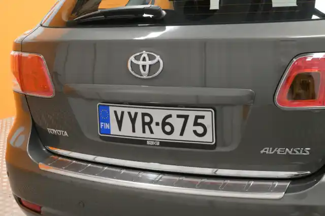 Vihreä Farmari, Toyota Avensis – VYR-675