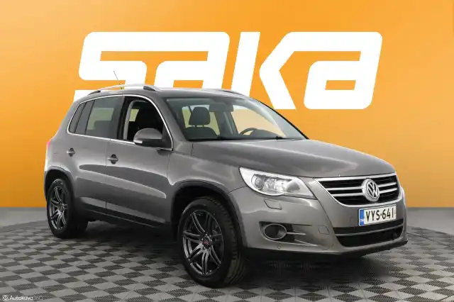 Harmaa Maastoauto, Volkswagen Tiguan – VYS-641