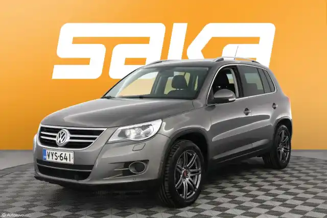 Harmaa Maastoauto, Volkswagen Tiguan – VYS-641