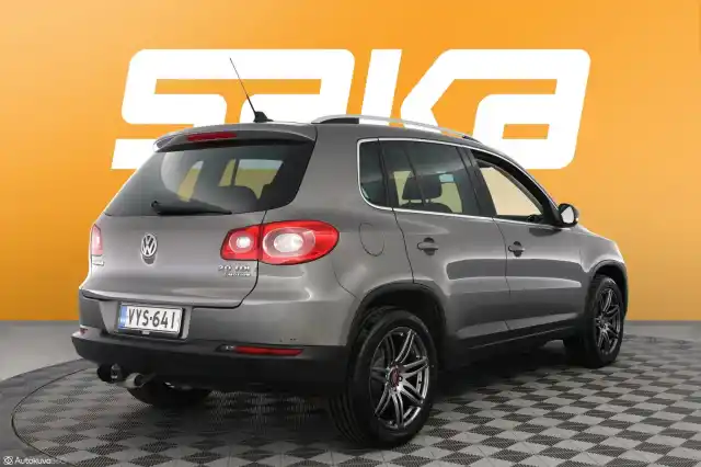 Harmaa Maastoauto, Volkswagen Tiguan – VYS-641