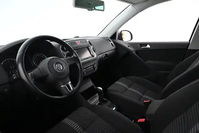 Harmaa Maastoauto, Volkswagen Tiguan – VYS-641