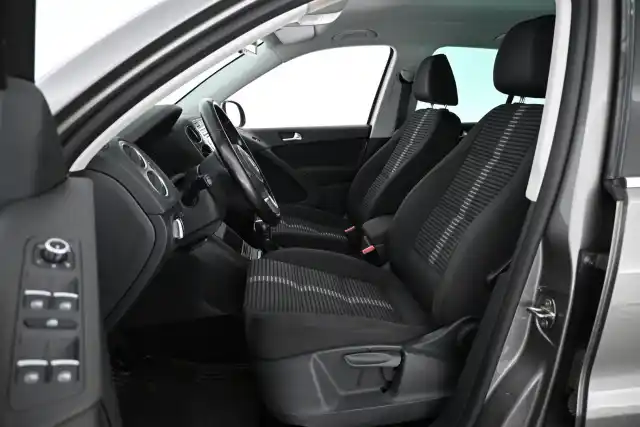 Harmaa Maastoauto, Volkswagen Tiguan – VYS-641