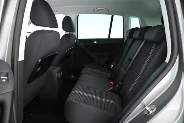 Harmaa Maastoauto, Volkswagen Tiguan – VYS-641