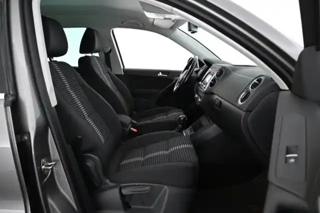 Harmaa Maastoauto, Volkswagen Tiguan – VYS-641