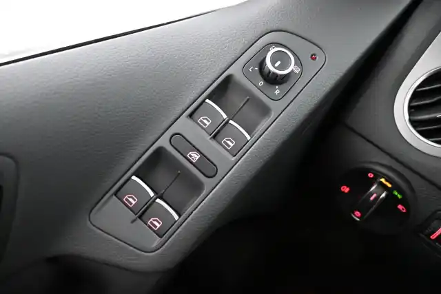 Harmaa Maastoauto, Volkswagen Tiguan – VYS-641