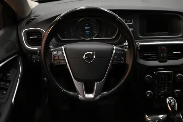 Musta Viistoperä, Volvo V40 Cross Country – VYV-964