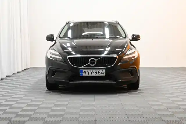 Musta Viistoperä, Volvo V40 Cross Country – VYV-964