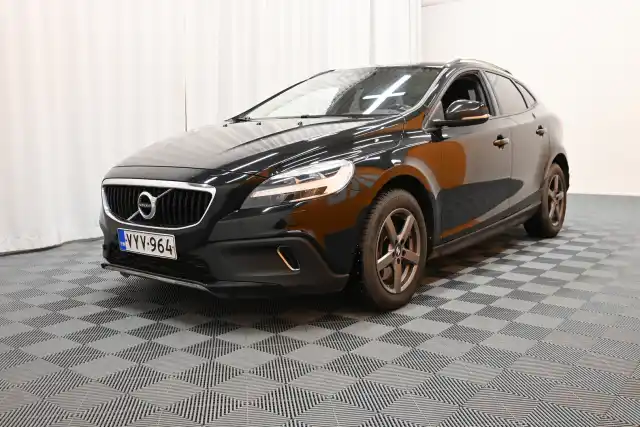 Musta Viistoperä, Volvo V40 Cross Country – VYV-964