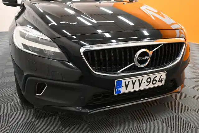 Musta Viistoperä, Volvo V40 Cross Country – VYV-964