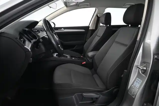 Harmaa Farmari, Volkswagen Passat – VYY-141