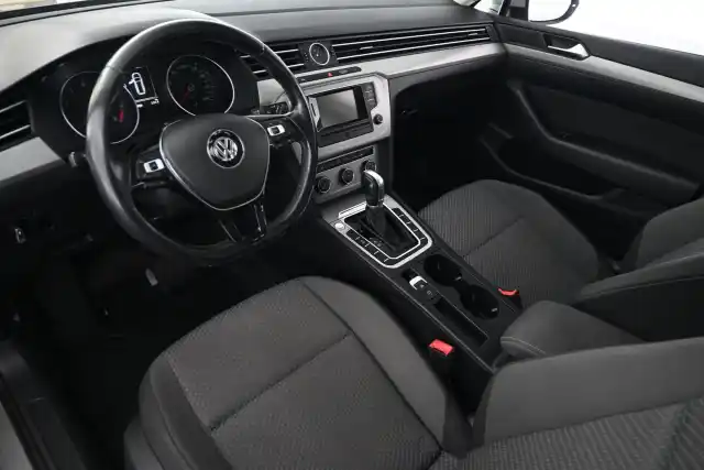 Harmaa Farmari, Volkswagen Passat – VYY-141