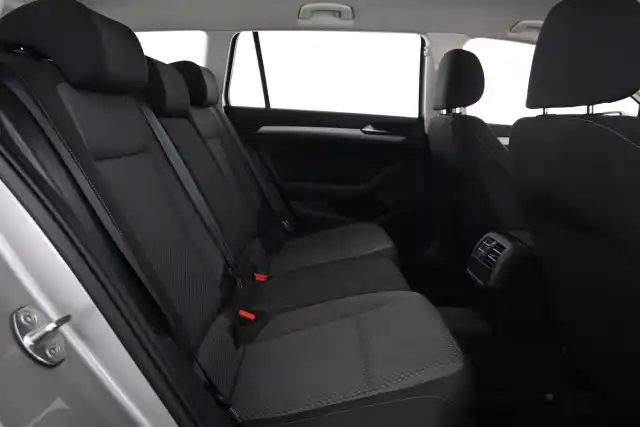 Harmaa Farmari, Volkswagen Passat – VYY-141