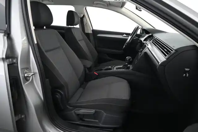 Harmaa Farmari, Volkswagen Passat – VYY-141