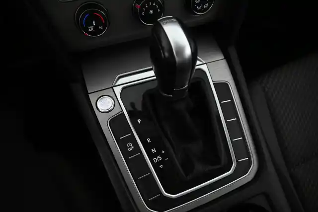 Harmaa Farmari, Volkswagen Passat – VYY-141